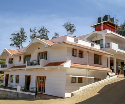 https://imgcld.yatra.com/ytimages/image/upload/t_hotel_yatra_city_desktop/v1426145788/Domestic Hotels/Hotels_Ooty/Berry Hills Resort/Hotel_Overview.jpg